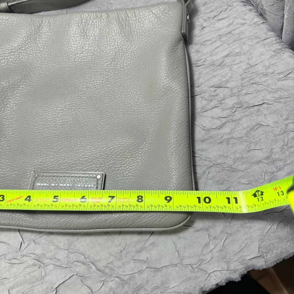 Marc by Marc Jacobs Grey Pebbled Leather Crossbody Messenger Bag Logo Plaque - Picture 3 of 8